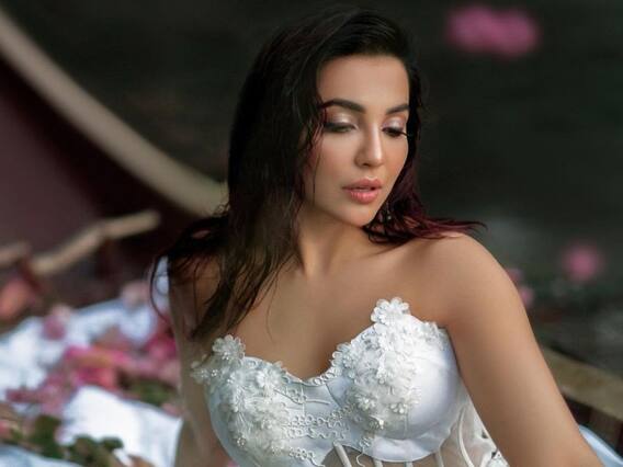 parvathy nair pics: வெள்ளை உடையில் தண்ணீரில் பார்வதி நாயரின் கலக்கல் போட்டோஷூட்..! parvathy nair pics: வெள்ளை உடையில் தண்ணீரில் பார்வதி நாயரின் கலக்கல் போட்டோஷூட்..!