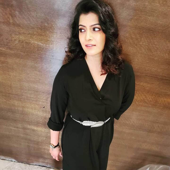 వరలక్ష్మీ శరత్ కుమార్ (Image Credit/Varalaxmi Sarathkumar/ Instagram) హీరోయిన్ గా కన్నా నెగిటివ్ పాత్రలతోనే ఎక్కువ పేరు తెచ్చుకుంది వరలక్ష్మి శరత్ కుమార్. తెలుగు తమిళంలో వరుస మూవీస్ చేస్తూ దక్షిణాది సినీ ప్రియుల్ని ఆకట్టుకుంటోంది. తెలుగులో ఈ మధ్య వచ్చిన క్రాక్ లో జయమ్మగా వరలక్ష్మి పండించిన విలనిజం ప్రేక్షకులను ఆకట్టుకుంది. ప్రస్తుతం దక్షిణాది యంగ్ హీరోయిన్స్ లో లేడీ విలన్ అంటే వరలక్ష్మీ శరత్ కుమార్ ఫస్ట్ ఛాయిస్ అనుకోవాలేమో.