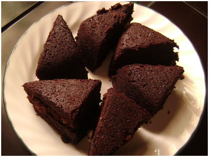 नमी वाला एगलेस चॉकलेट केक रेसिपी: Moist eggless chocolate cake Recipe in  Hindi | Moist eggless chocolate cake Banane Ki Vidhi