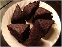 Kitchen Hacks: क्रिसमस पर बच्चों के लिए घर पर बनाएं चॉकलेट केक, बिना अंडे के कुकर में ऐसे करें तैयार