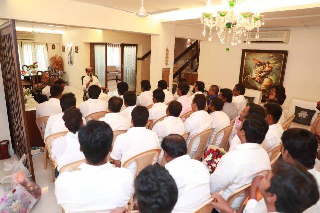 सुपरस्टार रजनीकांत के पास वैसे तो ढ़ेरों प्रॉपर्टी हैं लेकिन सुपरस्टार के परमानेंट एड्रेस की बात करें तो वो Poes Garden चेन्नई है. मीडिया रिपोर्ट्स की मानें तो रजनीकांत की इस आलीशान प्रॉपर्टी की कीमत 35 करोड़ रुपए है. वैसे आपको बता दें कि रजनीकांत के पास चेन्नई में एक मैरिज गार्डन भी है. इसका नाम Raghavendra Kalyana Mantapam है.