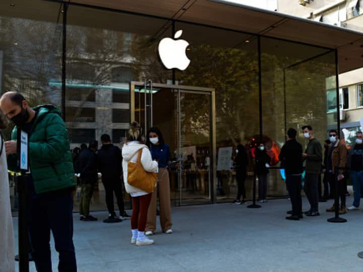 Apple Makes Wearing Face Masks For Customers At All Stores Amid Rising COVID Cases Apple will require masks for customers at all U.S. stores because of rising Covid cases Apple Makes Wearing Face Masks For Customers At All Stores Amid Rising COVID Cases