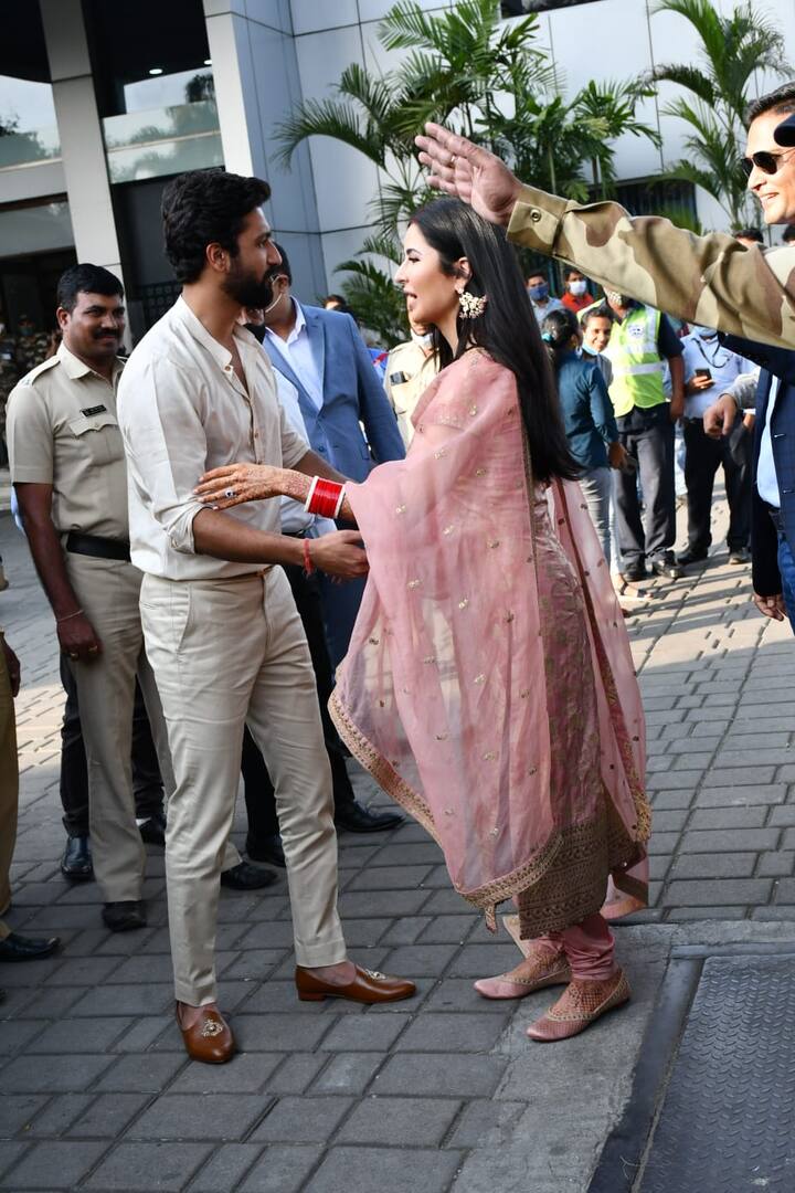 सामने आई इन तस्वीरों में आप देख सकते हैं कि इस दौरान कैटरीना कैफ और विक्की कौशल भी एक दूसरे को प्रोटेक्ट करते दिखाई दिए.