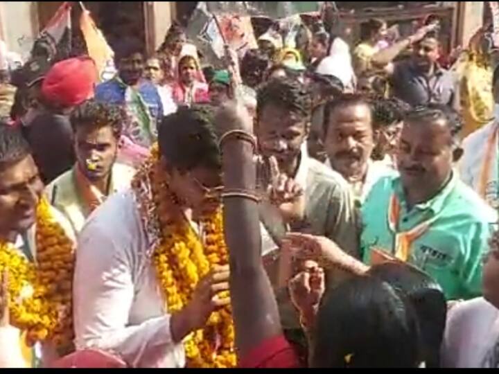 durg urban bodies election Congress candidate Rajesh Chaudhary Bhilai Nagar MLA former mayor Devendra Yadav reached seek votes voters angry ANN Durg Urban Bodies Election: नगर निकाय चुनाव प्रचार के लिए पहुंचे विधायक पर भड़के लोग, समस्याओं की लगा दी झड़ी