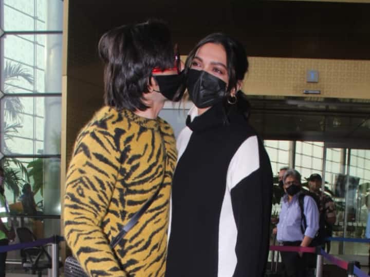Ranveer Singh Showers 'Producer' Deepika Padukone With 'Kiss Of Love' At Mumbai Airport. Video Goes Viral Ranveer Singh Showers 'Producer' Deepika Padukone With 'Kiss Of Love' At Airport. Fans Go Aww