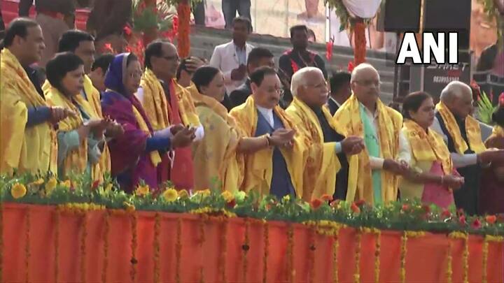 बता दें कि यहां भाजपा शासित राज्यों के 11 मुख्यमंत्री और 3 उपमुख्यमंत्री रामलला के दर्शन के लिए पहुंचे हैं.