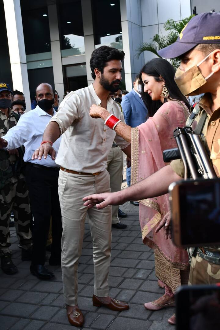 कैटरीना कैफ ने पिंक और गोल्डन कलर का कुर्ता सेट पहना था. एक्ट्रेस ने अपने सूट को मैचिंग दुपट्टे के साथ जोड़ा.