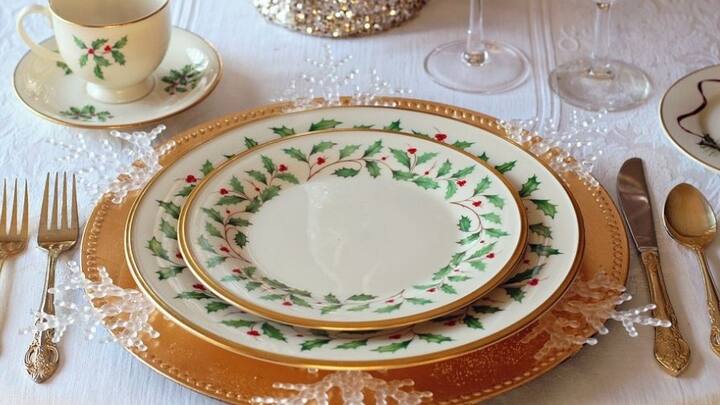 ডাইনিং টেবিলের থালা-বাসনেও নতুনত্ব আনতে পারেন। সাদামাটা প্লেটই যদিও পছন্দ করেন বেশিরভাগ মানুষ, তবে তাতে ফুল-পাতার নকশা থাকতে পারে। সাদা-সোনালীর মিশেষ রয়েছে, এমন প্লেট কিনতে পারেন।