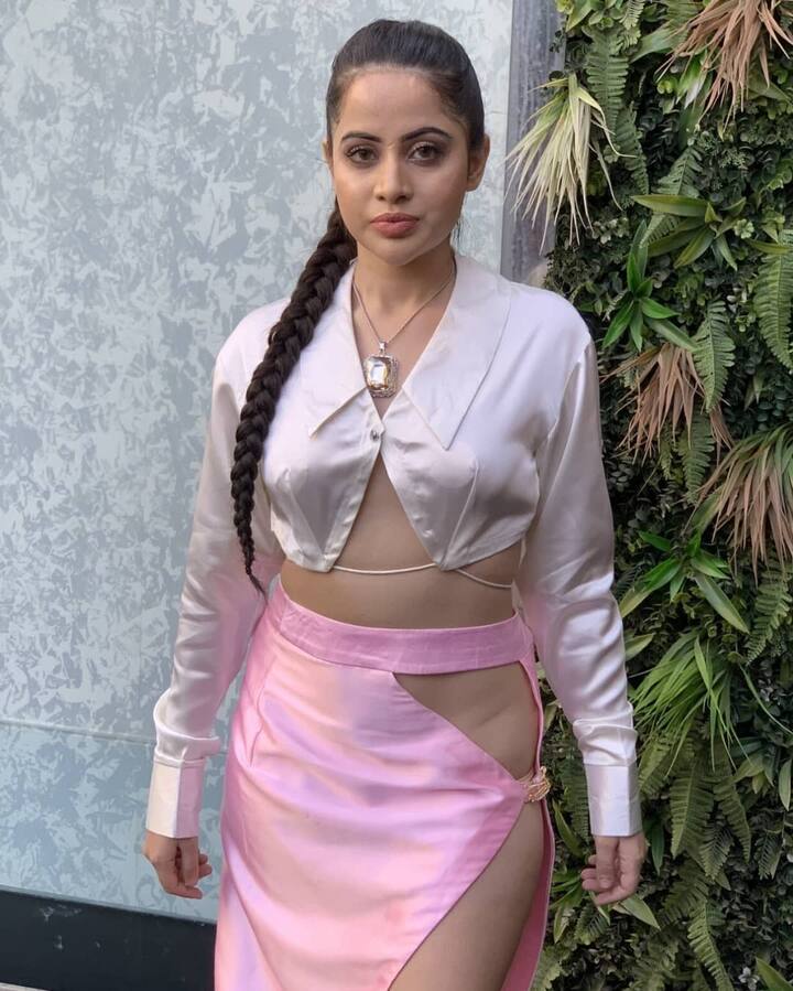 उर्फी जावेद की ड्रेस का डिजाइन सबसे ज्यादा चर्चा का मुद्दा बना हुआ है. हर कोई उर्फी के इस डेयरिंग अंदाज से इंप्रेस दिखाई दे रहा है.