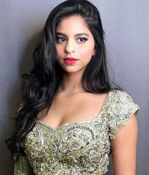 सुहाना खान (Suhana Khan): शाहरुख खान की बेटी सुहाना भी किसी सोशल मीडिया स्टार से कम नहीं हैं. सुहाना अभी न्यूयॉर्क में पढ़ाई कर रही हैं जिसके बाद वह बॉलीवुड में कदम रख सकती हैं.