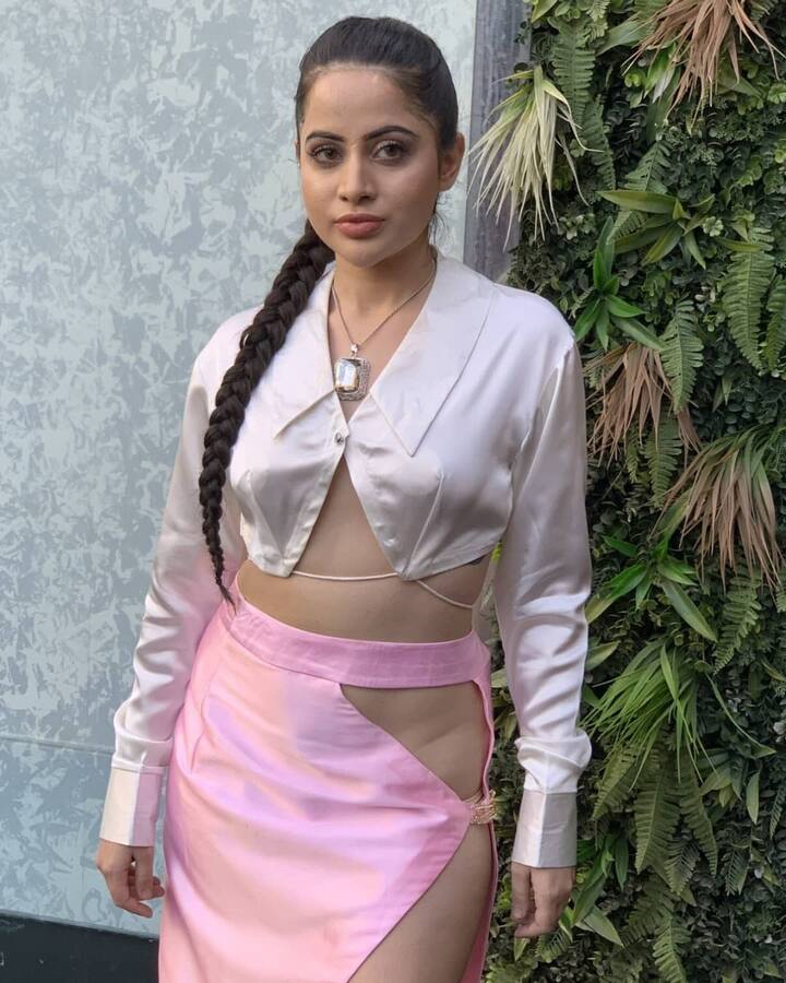 उर्फी जावेद की पिंक और व्हाइट सैटिन टू पीस ड्रेस में ऐसे-ऐसे कट थे कि जिस किसी ने भी उर्फी को देखा वो कुछ देर के लिए देखता ही रह गया.