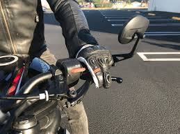 ਆਪਣੇ ਹੱਥ ਜੇਬ ਵਿੱਚ ਨਾ ਪਾਓ: ਜ਼ਿਆਦਾਤਰ ਦੋਪਹੀਆ ਵਾਹਨ ਸਵਾਰ ਠੰਡ ਵਿੱਚ ਆਪਣੀ ਜੇਬ ਵਿੱਚ ਇੱਕ ਹੱਥ ਰੱਖ ਕੇ ਤੇ ਇੱਕ ਹੱਥ ਨਾਲ ਸਾਈਕਲ ਚਲਾ ਕੇ ਅਜਿਹਾ ਕਰਦੇ ਹਨ। ਕਈ ਵਾਰ ਸੜਕ 'ਤੇ ਅਚਾਨਕ ਟੋਏ ਜਾਂ ਕਿਸੇ ਹੋਰ ਚੀਜ਼ ਕਾਰਨ ਬਾਈਕ ਨੂੰ ਕੰਟਰੋਲ ਕਰਨਾ ਮੁਸ਼ਕਲ ਹੋ ਜਾਂਦਾ ਹੈ। ਦਸਤਾਨੇ ਆਪਣੇ ਨਾਲ ਰੱਖੋ ਤਾਂ ਜੋ ਬਾਈਕ ਚਲਾਉਂਦੇ ਸਮੇਂ ਜੇਬ ਵਿਚ ਹੱਥ ਨਾ ਪਾਉਣਾ ਪਵੇ।