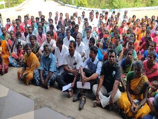Irular community protests in Cuddalore demanding the release of 7 slaves கொத்தடிமைகளாக உள்ள 7 பேரை மீட்க கோரி கடலூரில் இருளர் சமூகத்தினர் போராட்டம்