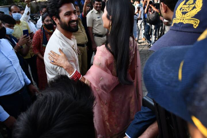 यह जोड़ा पिछले हफ्ते अपनी शादी के बाद मुंबई लौटा है और दोनों ने एयरपोर्ट पर पैपराजी के लिए पोज भी दिया.