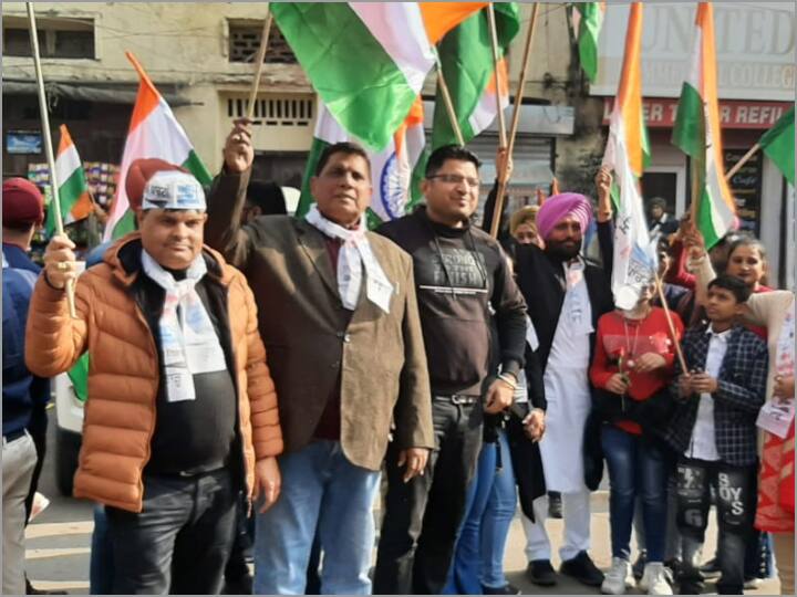 जालंधर में अंतरराष्ट्रीय हवाई अड्डे के बारे में जिक्र करते हुए केजरीवाल ने कहा कि यह ब्यास और सतलुज नदी के बीच स्थित दोआबा क्षेत्र के लोगों की लंबे समय से लंबित मांग है.