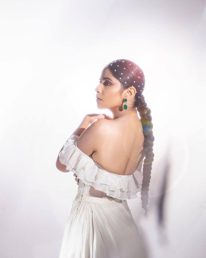 एकांकिका आणि व्यवसायिक रंगभूमीवर अभिनयाचा ठसा उमटवल्यानंतर सईने मालिकांमध्ये लहान-लहान भूमिका करत करिअरची सुरुवात केली होती. (Photo:@saietamhankar/IG)