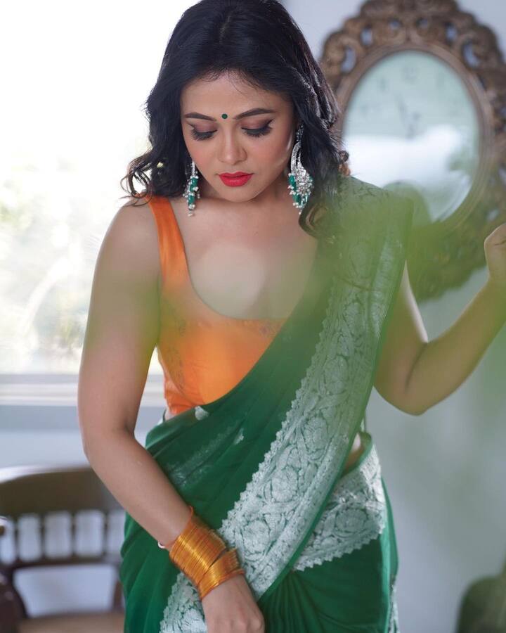 आपल्या निखळ सौंदर्याने आणि दिलखुलास हास्याने लाखो मराठी रसिकांच्या हृदयावर राज्य करणारी अभिनेत्री म्हणजे प्रार्थना बेहरे. (Photo : @prarthana.behere/IG)