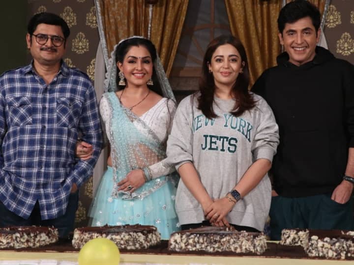 Bhabi Ji Ghar Par Hai: एंड टीवी के पॉपुलर शो भाबी जी घर पर हैं ने 1700 एपिसोड पूरे कर लिए हैं. इस मौके पर पूरी टीम ने जबर्दस्त सेलिब्रेशन किया और एक बड़ा सा केक काटकर इस खुशी के मौके सेलिब्रेट किया.