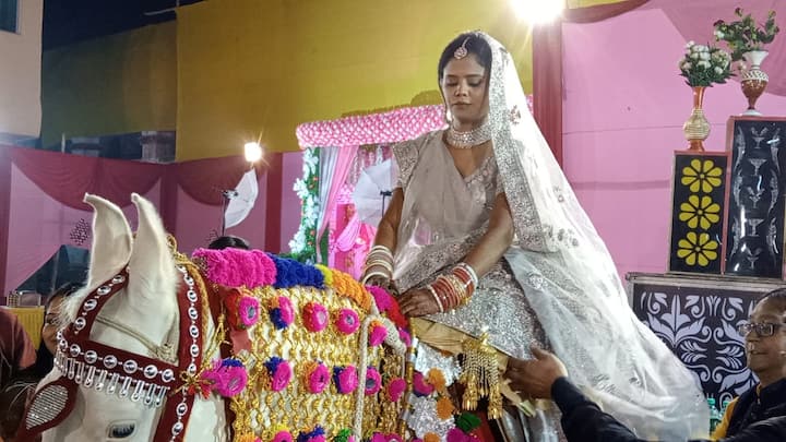 बता दें कि दुल्हन की मां एक निजी स्कूल में म्यूजिक टीचर है और इसके पिता की दवा की दुकान है. दुल्हन अनुष्का इंडिगो में सीनियर केबिन क्रू के पद पर काम करती हैं. वहीं दूल्हा जिपोकज कोलकाता का रहने वाला है और वो इन्वेस्टिगेशन में रिस्क मैनेजमेंट में है.