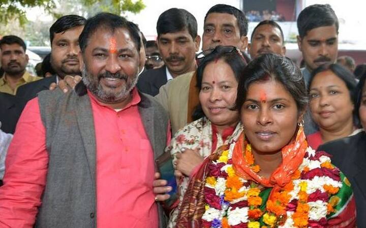 स्वाति सिंह लखनऊ में सरोजिनी नगर से बीजेपी की एमएलए हैं. वह योगी आदित्यनाथ सरकार में मंत्री भी हैं. लखनऊ विश्वविद्यालय से एलएलएम किया है. 