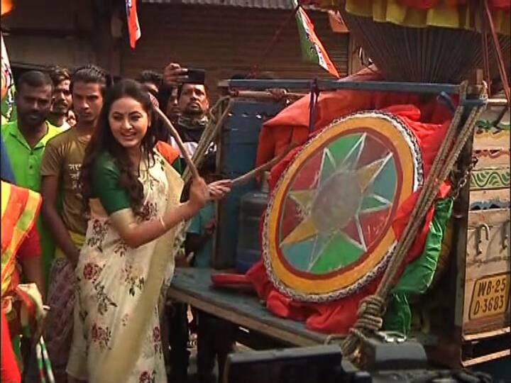 এদিন পূর্ব যাদবপুর থানা এলাকার শহিদ স্মৃতি কলোনিতে তৃণমূলের বর্ণময় প্রচারে পা মেলান কর্মী, সমর্থকরা।
