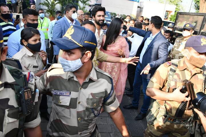 कैटरीना ने गोल्ड डेंगलर्स और एम्बेलिश्ड जूती के साथ अपने लुक को एक्सेसराइज़ किया.