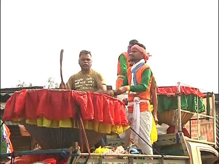 পুরভোটের প্রচারে নেমে ধামসা বাজালেন মন্ত্রী অরূপ বিশ্বাস