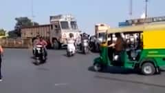 રાજકોટઃ ટ્રાફિકની સમસ્યા વધી, બે વિદ્યાર્થીનીઓ કરાવી રહી છે ટ્રાફિક ક્લીયર; જુઓ વીડિયો