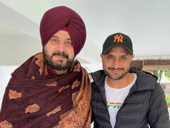 क्या कांग्रेस में शामिल होंगे क्रिकेटर Harbhajan Singh? Navjot Singh Sidhu से की मुलाकात