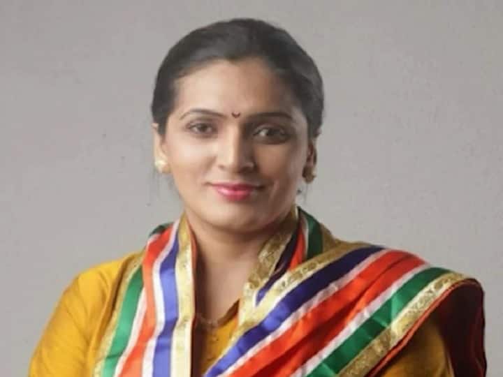 Rupali Patil: शिवसेना की राष्ट्रवादी? मनसे सोडलेल्या रुपाली पाटील यांचा पक्ष प्रवेश ठरला former mns leader rupali patil will be join ncp in mumbai in presence of ajit pawar Rupali Patil: शिवसेना की राष्ट्रवादी? मनसे सोडलेल्या रुपाली पाटील यांचा पक्ष प्रवेश ठरला