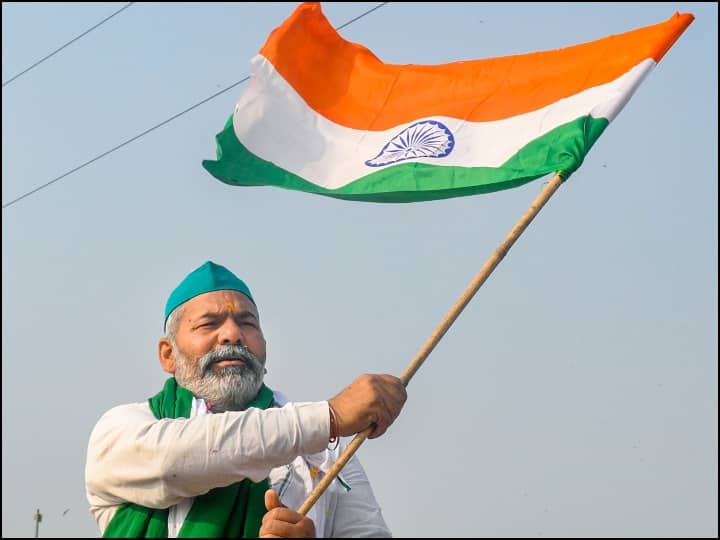 दिल्ली सीमा से रवानगी के दौरान राकेश टिकैत के काफिले में भारी भीड़ दिखाई दी. उन्होंने अपने हाथ में तिरंगा झंडा लिया हुआ था, जिसे वो लहराते हुए आंदोलन स्थल से विदाई ले रहे थे. (तस्वीर: पीटीआई) इससे पहले सुबह गाजीपुर बार्डर पर हवन किया गया और प्रसाद में हलवा और खीर बांटी गई. गाजीपुर से सामान को समेटने के बीच सुबह घर के लिए रवाना हो रहे किसानों के लिए लंगर में नाश्ते-भोजन का भी प्रबंध किया गया था. (तस्वीर: पीटीआई)