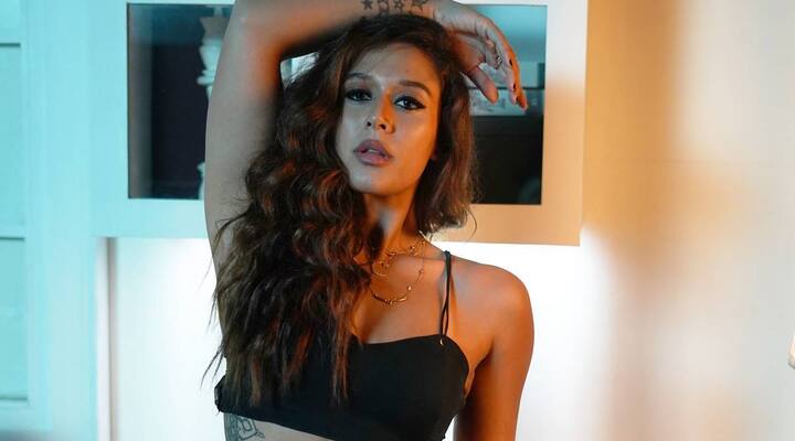 कृष्णा श्रॉफ (Krishna Shroff): जैकी श्रॉफ की बेटी और टाइगर श्रॉफ की बहन कृष्णा भी अपने ग्लैमरस लुक की वजह से चर्चा में रहती हैं. वह सोशल मीडिया पर काफी पॉपुलर हैं.