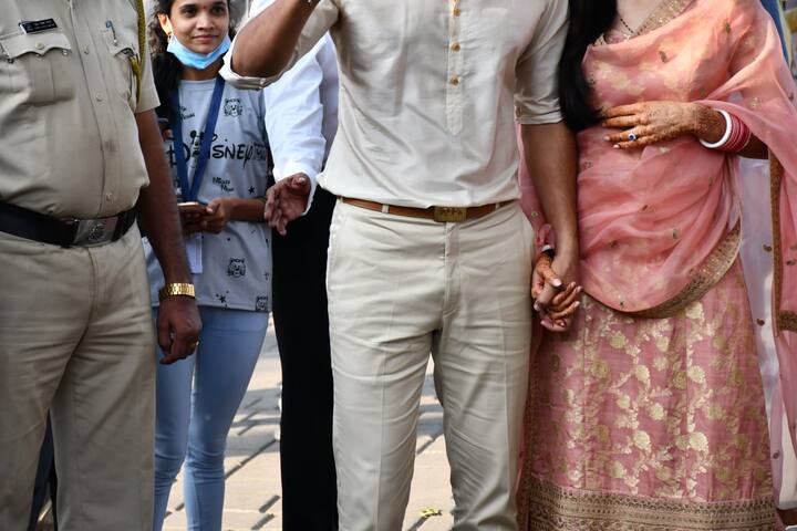 कैटरीना कैफ सिंदूर, चूड़ा और मंगलसूत्र पहने बेहद खूबसूरत लग रही थीं. तस्वीरों में अपनी शादी की अंगूठी फ्लॉन्ट करती दिखाई दे रही हैं.