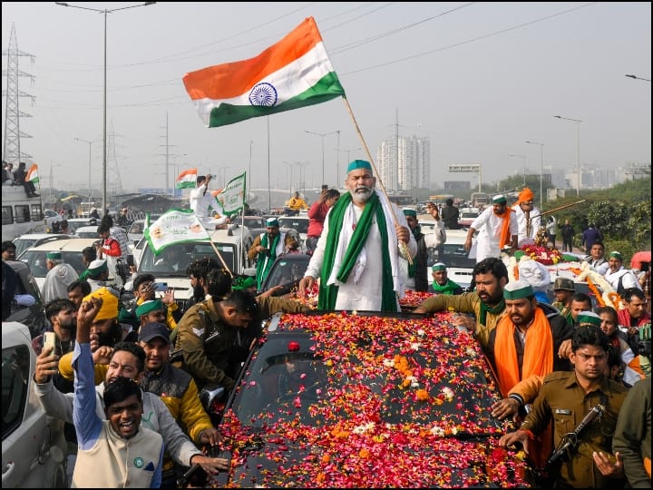 सुबह दिल्ली से रवानगी के दौरान दौरान टिकैत ने कहा कि आंदोलन ने बहुत कुछ सिखाया है और इसकी खट्टी-कड़वी और मीठी यादें हमेशा साथ रहेंगी. गौरतलब है कि तीन कृषि कानूनों के खिलाफ किसानों ने दिल्ली की सीमाओं पर सिंघू, टिकरी और गाजीपुर में आंदोलन शुरू किया था और हाल ही में केंद्र सरकार ने इन कानूनों को रद्द कर दिया था जिसके बाद किसानों की घर वापसी हुई है. (तस्वीर: पीटीआई)