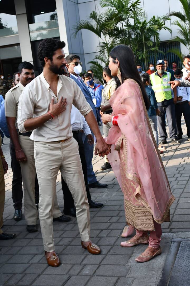 आपको बता दें कि विक्की कौशल और कैटरीना कैफ ने आज मुंबई हवाई अड्डे पर अपनी शादी के बाद पहली सार्वजनिक उपस्थिति दर्ज की.