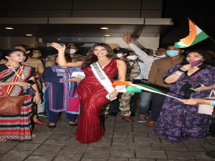 एयरपोर्ट से बाहर आने पर उनके चेहरे पर एक बड़ी सी मुस्कान थी और उन्होंने बार-बार हाथ जोड़ते हुए वहां जमा लोगों का अभिवादन किया. इस मौके पर उन्होंने तिरंगा भी लहराया.बता दें कि मिस यूनिवर्स 2021 हरनाज संधू पंजाब के चंडीगढ़ की रहने वाली हैं और पेशे से एक मॉडल हैं.