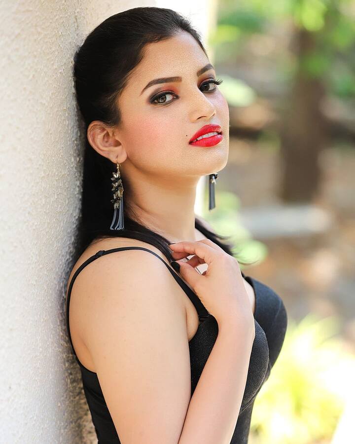 फॅंड्रीत साधीभोळी, सोज्वळ शालू अर्थात अभिनेत्री राजेश्वरी खरात आपल्या सौदर्याने चाहत्यांना भुरळ पाडत आहे. तिचा बदललेला लूक पाहून चाहते कमेंट आणि लाईक्सचा वर्षाव करत आहेत.(Photo : @Rajeshwari Kharat/FB)