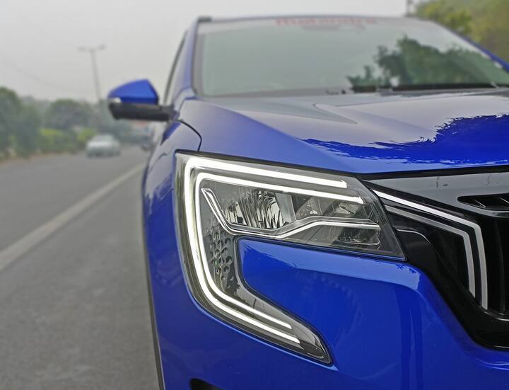 XUV700 દેખાવની દૃષ્ટિએ ખૂબ જ સારી કાર છે.   ક્રોમ સાથે ગ્લોસ બ્લેક ગ્રિલ છે જ્યારે નવો લોગો તેમાં સરસ લાગે છે. DRL સાથે મોટા C આકારના હેડલેમ્પ કારના દેખાવમાં વધારો કરે છે. સ્વચ્છ રેખાઓ સાથે, આ કાર બાજુથી પણ સારી લાગે છે. પરંતુ તેનું ફ્લશ ડોર હેન્ડલ પણ ધ્યાન ખેંચે છે. 18-ઇંચના વ્હીલ્સ, જે પેટ્રોલ AXL છે, પરીક્ષણ દરમિયાન સારા દેખાતા હતા જ્યારે મોટા ટેલ-લેમ્પ ફરીથી એકંદર ડિઝાઇન સાથે સારી રીતે ફિટ હોય તેવું લાગે છે.