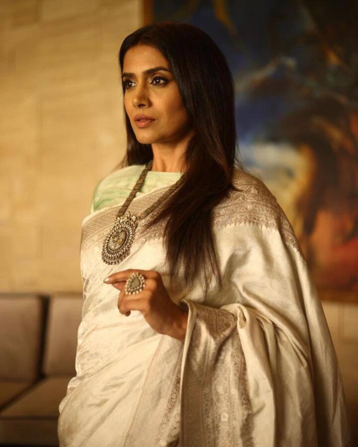 अभिनय कौशल्य, जाण, उत्तम भूमिकेची निवड आणि भूमिकेला न्याय देणं यामुळं सोनाली आज चाहत्यांच्या मनात घर करून आहे . (Photo:@sonalikul/IG)