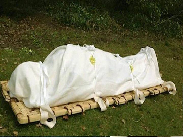 घर से बाहर निकलते समय अगर आपकी नजर किसी की अर्थी पर पड़ जाती है, तो इसे शुभ संकेत माना जाता है. मान्यता है कि ऐसा दिखने पर हाथ जोड़ कर उसे प्रणाम करना चाहिए और भगवान से दिवगंत आत्मा की शांति के लिए प्रार्थना करनी चाहिए. थोड़ी देर वहां रुक कर ही आगे बढ़ना चाहिए. कहते हैं किसी की मृत्यु के बाद उसके दुख के लिए प्रार्थना करने से आत्मा दुख को साथ ले जाती है.