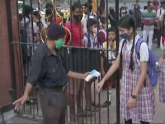 Maharashtra School Reopen: महाराष्ट्र में आज फिर खुले स्कूल, बच्चों समेत शिक्षकों में दिखा खास उत्साह
