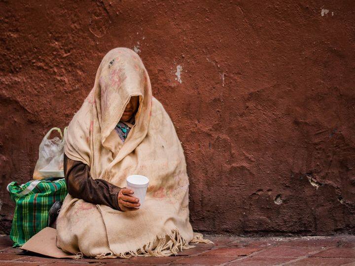 ज्योतिष के अनुसार घर से बाहर निकलते समय अगर भिखारी दिख जाता है, तो उसे कुछ देने के बाद ही आगे बढ़ना चाहिए. कहते हैं कि ऐसा करने से बहुत जल्द आपको कर्ज से मुक्ति मिलने वाली है.