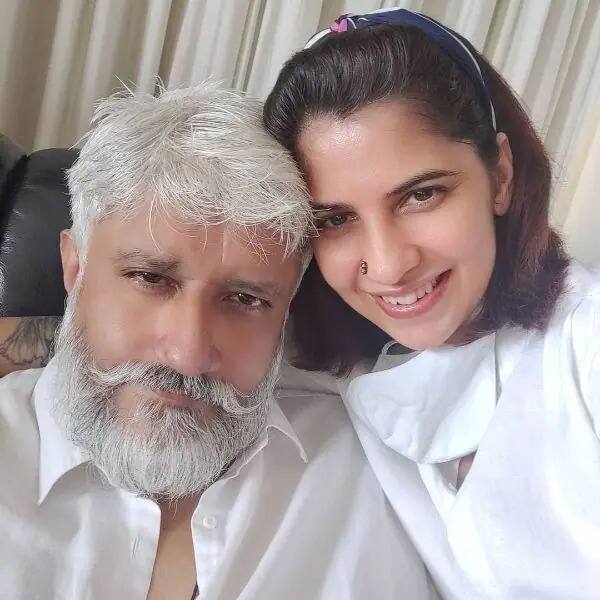 फिल्ममेकर विक्रम भट्ट ने सीक्रेटली श्वेतांभरी सोनी से शादी कर ली है. सितंबर 2020 में दोनों ने सात फेरे लिए थे लेकिन रिश्ते को ऑफिशियल इसी साल अक्टूबर में किया.