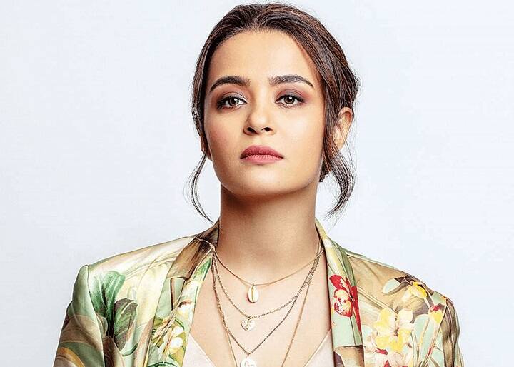 Surveen Chawla Casting Couch: બોલીવૂડ એક્ટ્રેસ સુરવીન ચાવલા(Surveen Chawla)એ ખુલાસો કર્યો છે કે તેને સાઉથ ફિલ્મ ઇન્ડસ્ટ્રીમાં ઘણીવાર કાસ્ટિંગ કાઉચનો સામનો કરવો પડ્યો છે. હાલમાં જ એક ઇન્ટરવ્યૂમાં સુરવીને કહ્યું કે, તેને પોતાની પહેલી ફિલ્મ મીટિંગમાં જ બોડી શેમિંગનો સામનો કરવો પડ્યો હતો.