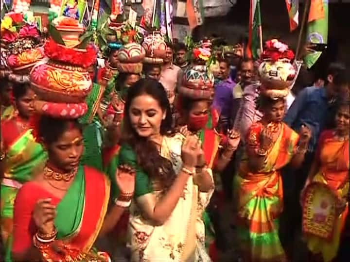 অনন্যার নাচ ও সঙ্গত নজর কাড়ে এলাকাবাসীর। সঙ্গে ঘড়া মাথায় নিয়ে বর্ণাঢ্য মিছিস করেন রমণীরা।