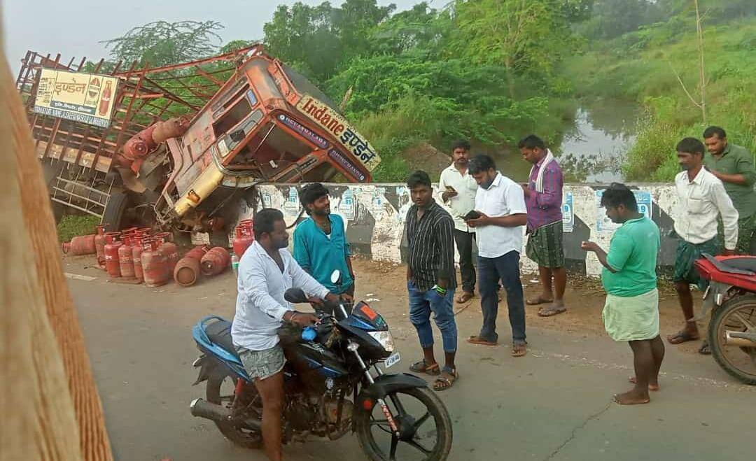 A lorry carrying a load of gas cylinders overturned in Kanigiri ...