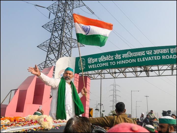 आंदोलन की खट्टी मीठी, कड़वी यादें हमेशा साथ रहेगी.‘’ इसके बाद टिकैत समर्थकों के साथ गाजीपुर से मुजफ्फरनगर जिले के अपने गांव सिसौली के लिए रवाना हुए. (तस्वीर: पीटीआई)