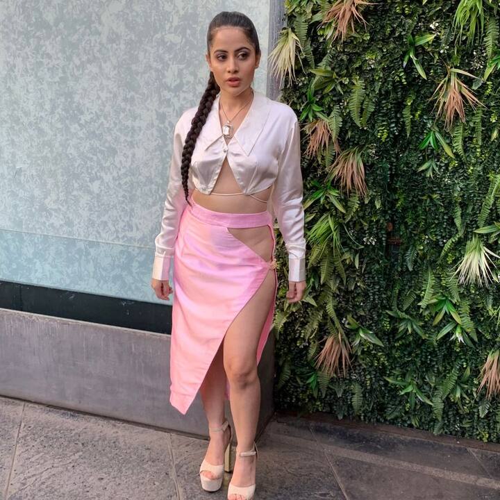 उर्फी जावेद ने अपने इस लुक को और ज्यादा स्टाइलिश बनाने के लिए हाई हील्स पहनी हुई थी. इसके साथ ही उर्फी ने बालों की चोटी बनाई थी.