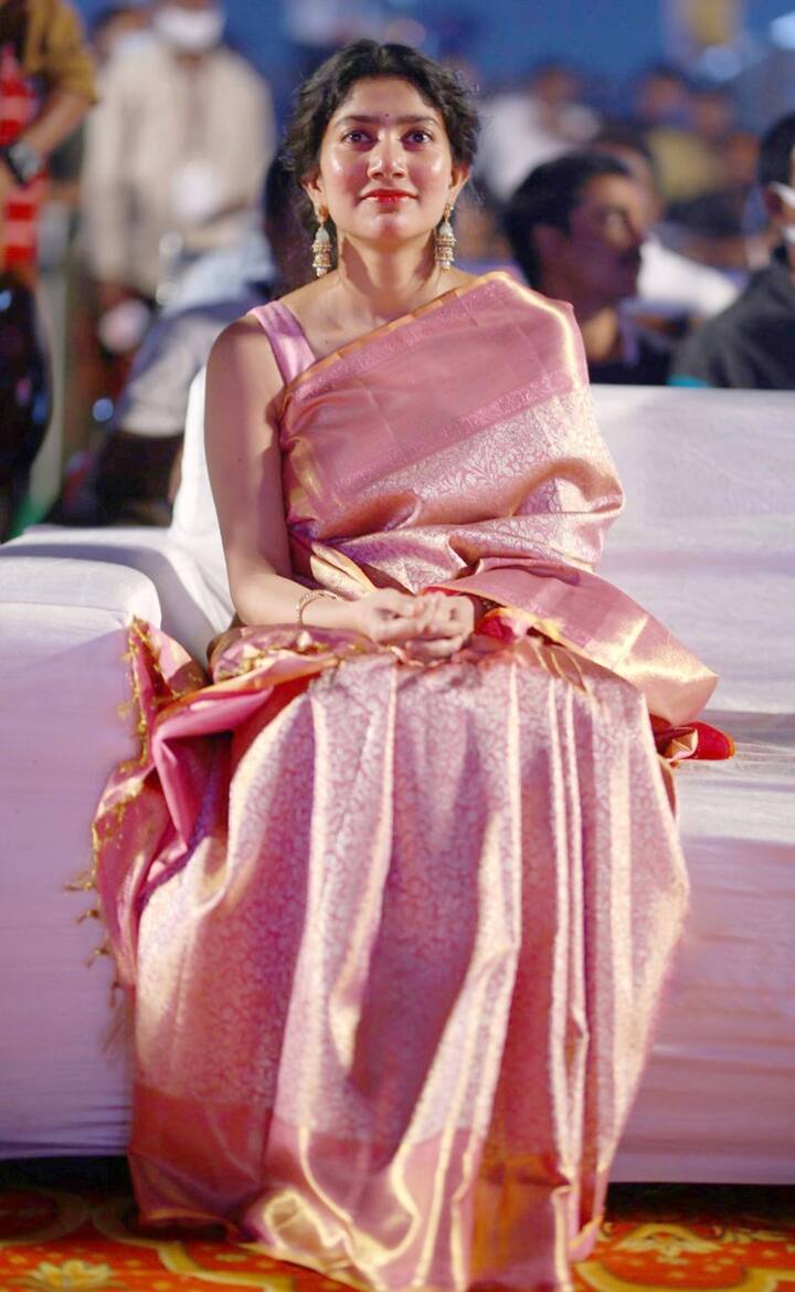 உன் புன்னகை எனும் சாவியால் என் காதல் திறந்துகொண்டேன்