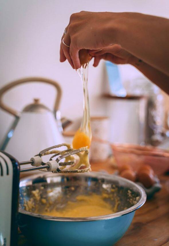 কেক তৈরির সময়ে খেয়াল রাখুন সঠিক পরিমাণে ডিম, ময়দা ইত্যাদি উপাদান মেশানো হচ্ছে কিনা। কারণ পরিমাণ সঠিক অনুপাতে মেশানো হলে তবেই পারফেক্ট কেক হবে।